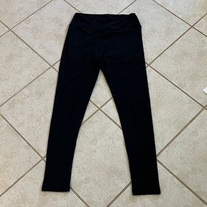 This is a pair of LuLaRoe black leggings. Excellent condition.
